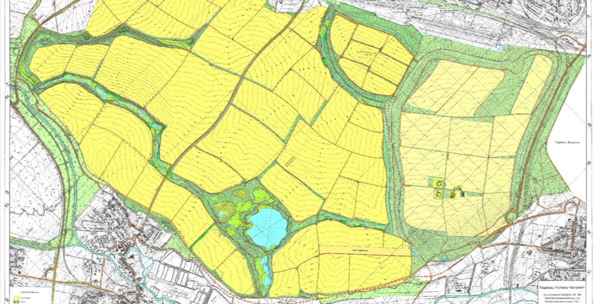 Eine detaillierte Karte, die verschiedene Grundstücke in Gelb, Wasserflächen in Blau und eine Siedlung in der unteren Ecke zeigt.